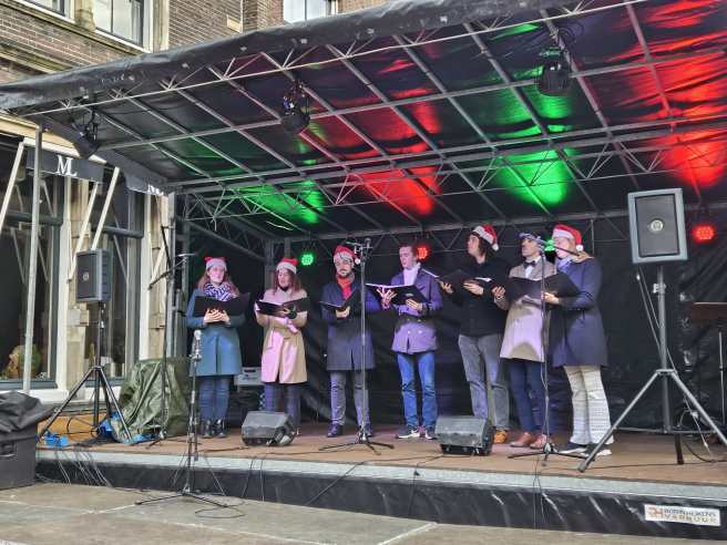 OctAves zingt op Kerstmarkt Haarlem